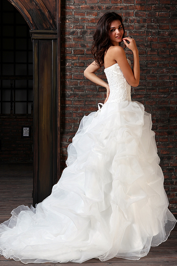 Sexy Sweetheart Organza Wedding Gown with Mini Train - Click Image to Close